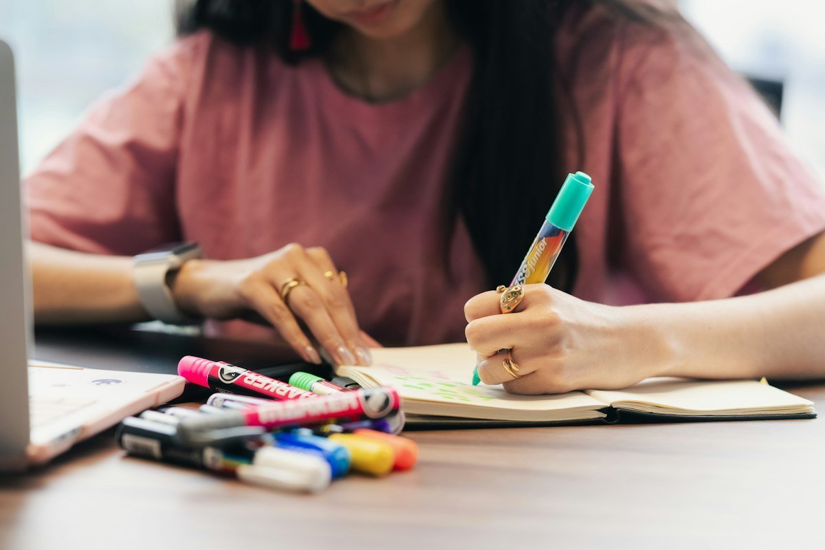 Mujer escribiendo en su cuaderno